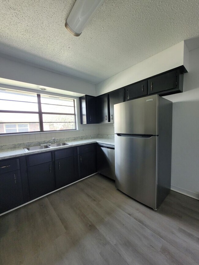 Building Photo - Come see this 2 bedroom 1.5 bathroom fully...