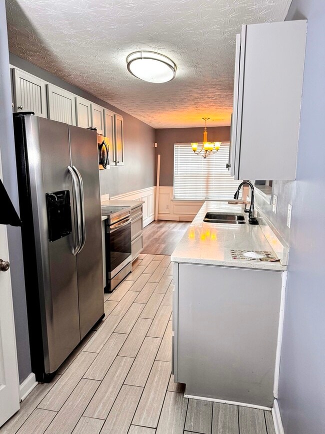 Building Photo - Spacious and cozy 3BR/2.5 bath townhome in...