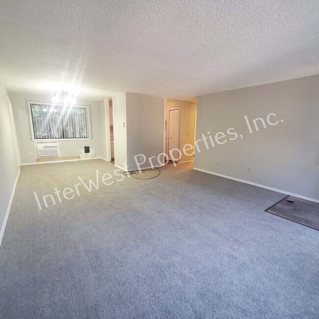 Foto del edificio - Beautiful Ranch Style Home on Very Large Corner Lot With W/D Hookups, Fireplace, 2 Car Garage & A...