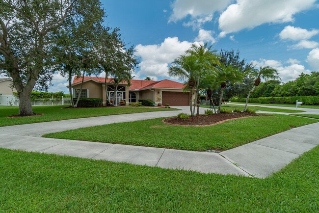 Building Photo - 10850 Paso Fino Dr
