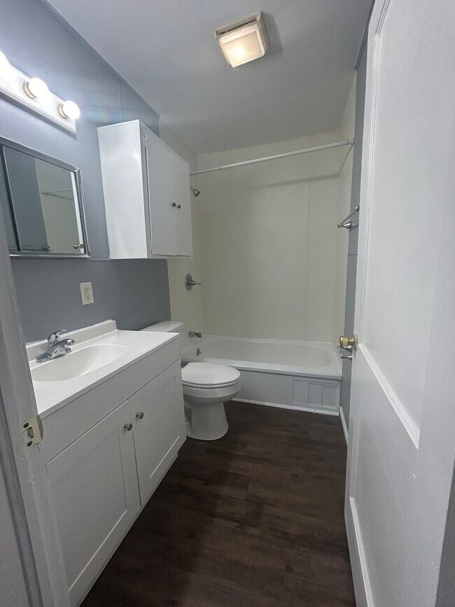 Foto del edificio - Freshly Painted 3 Bedroom House