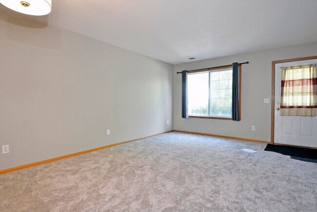 Building Photo - Beautiful 2-Bed 1.5-Bath Townhouse in Eagan - Available Now!