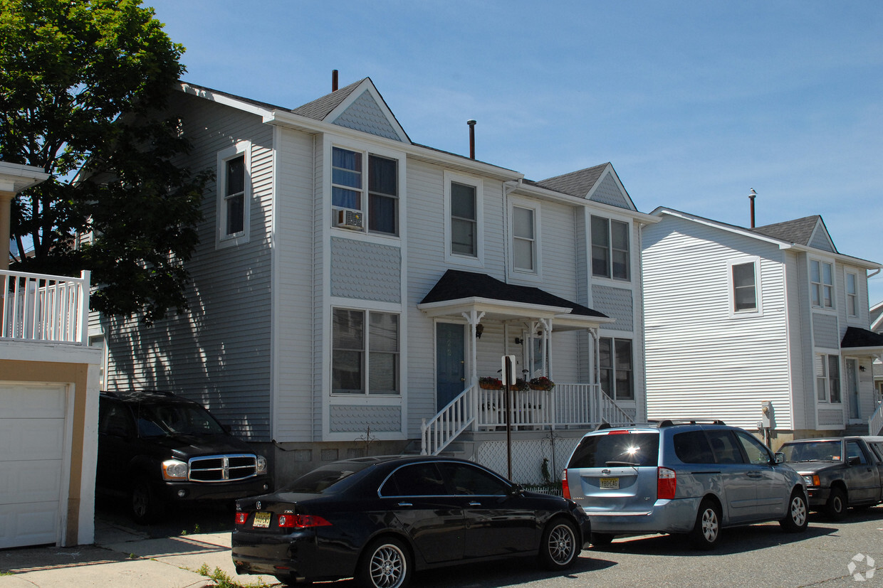 Primary Photo - Victoria Court Townhomes II