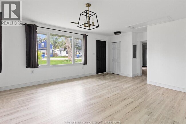 Building Photo - 51 Balaclava St S