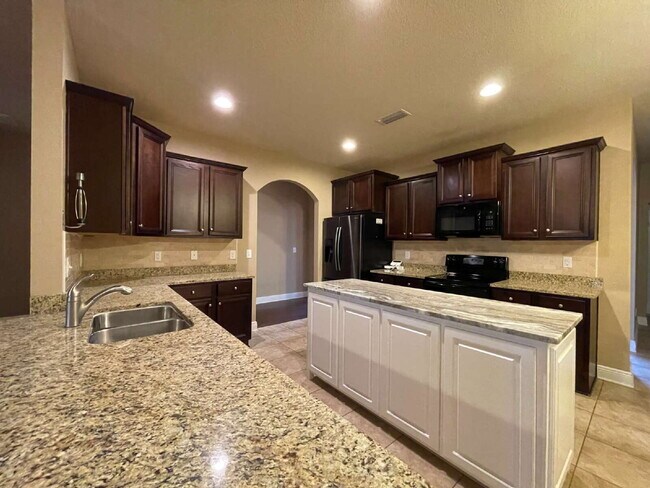 Foto del edificio - Coming Soon!! "Spacious 4-Bedroom Oasis with 3 Full Baths in Panama City – 2,582 Sq. Ft. of Comfo...