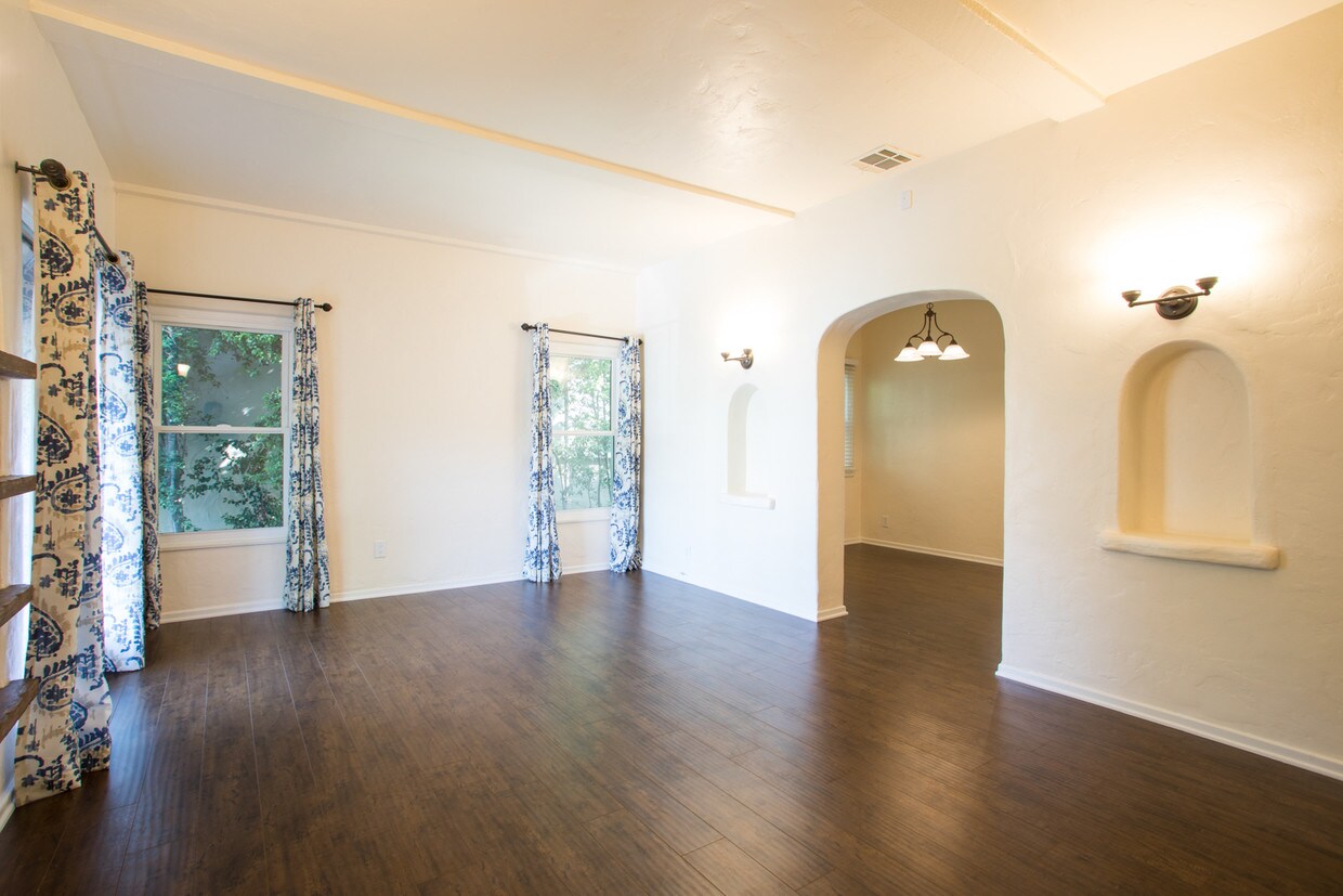 high ceilings - 240 S Tower Dr