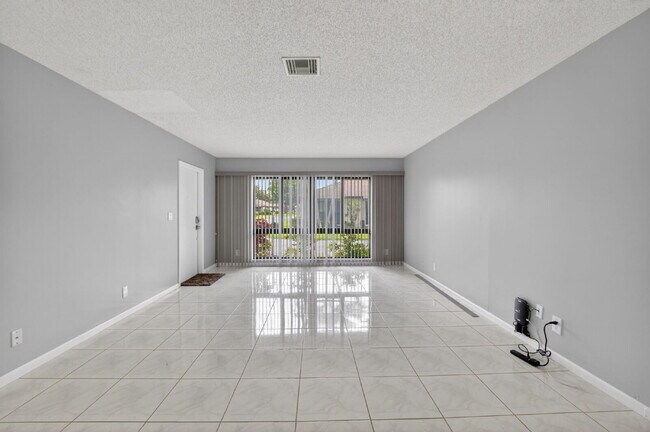 Foto del edificio - "Spacious 2-Bed, 2-Bath Boynton Beach Gem with Modern Granite Elegance – 1400 Sq Ft!"