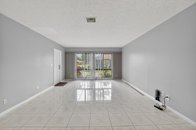 Building Photo - "Spacious 2-Bed, 2-Bath Boynton Beach Gem with Modern Granite Elegance – 1400 Sq Ft!"