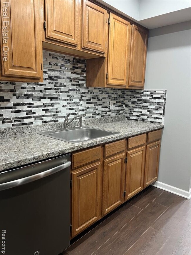 Building Photo - 754 E Fox Hills Dr