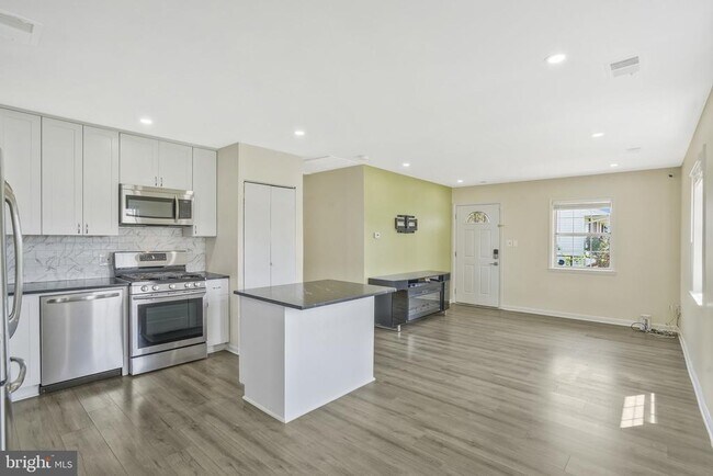 Foto del edificio - 728 Carson Ave