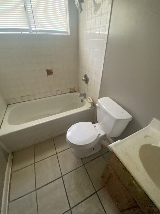 Building Photo - 1305 Collins Dr