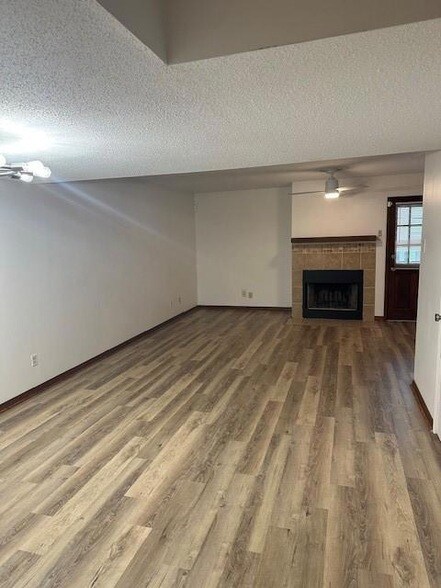 Foto del edificio - 3629 Ridgelake Drive