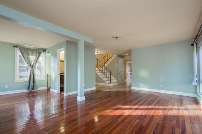 Foto del edificio - Upgraded 4 Bedroom, 2.5 Bath Single Family...