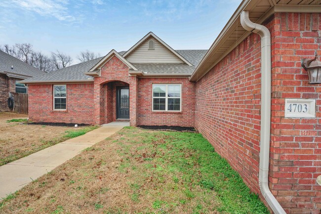 Building Photo - Beautiful 3 Bed 2 Bath home ready for move in! All new carpeting!