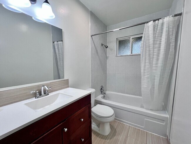 Foto del edificio - $2,495 Sierra & Cedar, 4 bedroom House - Fresno / Spacious Backyard / Fresh Paint / New Floors