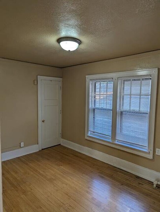 Foto del edificio - 3035 N Stowell Ave