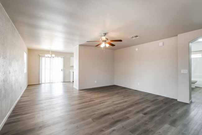 Foto del edificio - 6111 N Samantha Grove Dr