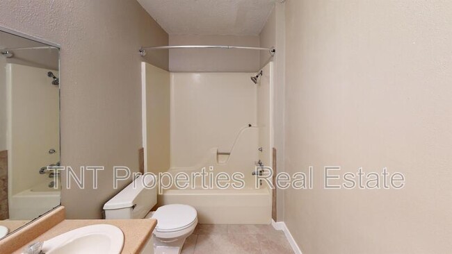 Building Photo - 607 San Saba Ct