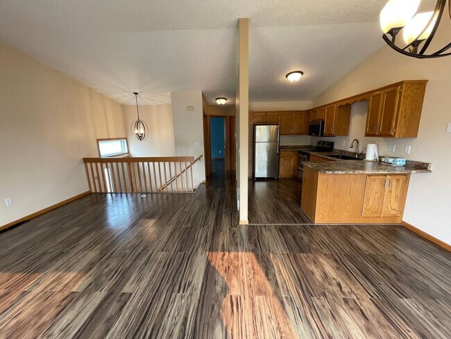 Building Photo - Beautiful 3 Bed Townhome in South Fargo!