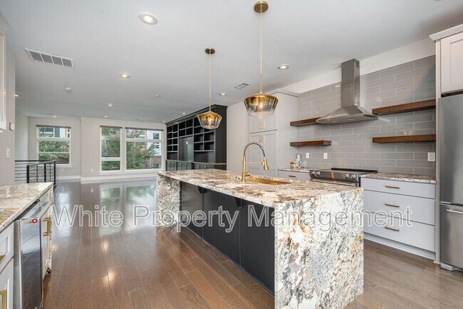 Foto del edificio - 2446 Brelade Place