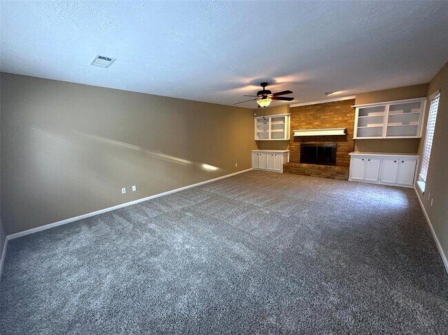 Building Photo - 607 S Rivershire Dr