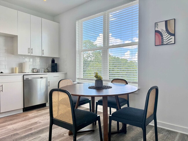 Building Photo - 542 Boulevard NE