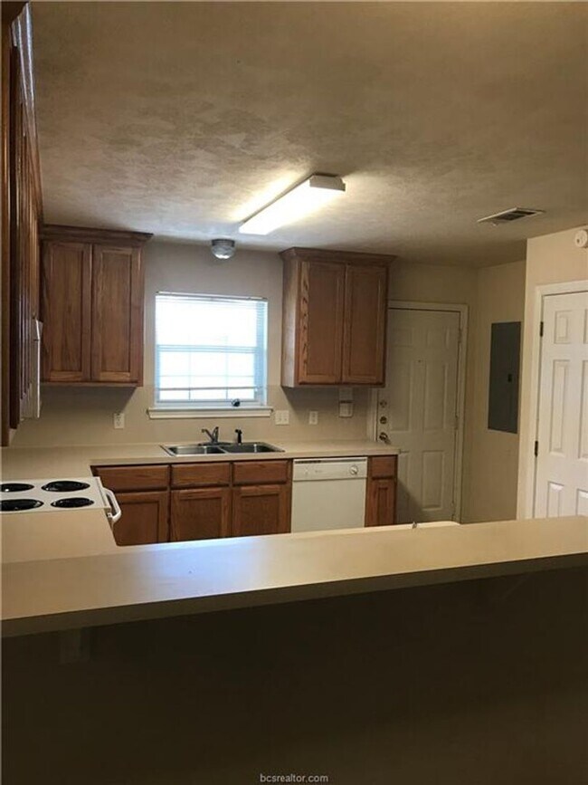 Building Photo - AVAILABLE NOW! Charming 3 Bed, 3 Bath in G...