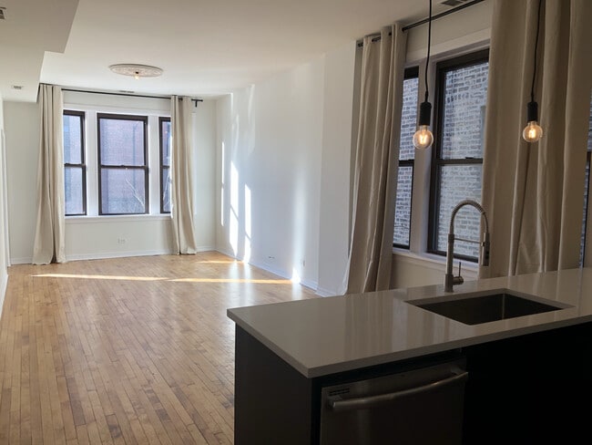 Din/Liv - 1041 N Western Ave