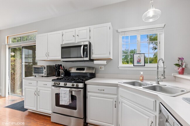 Building Photo - 811 Cambridge Dr
