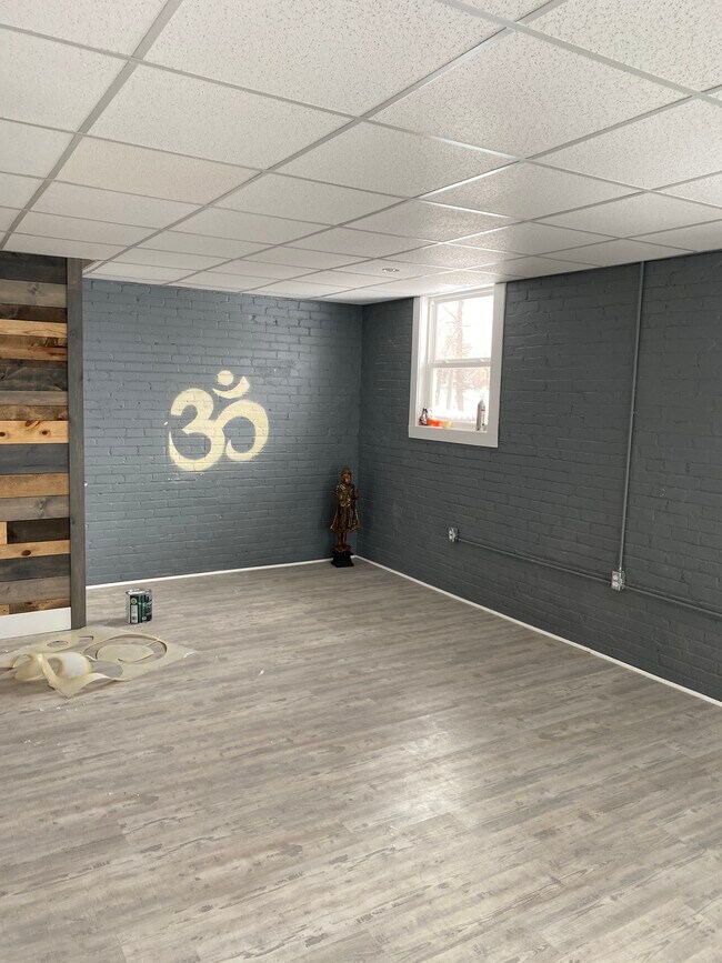 Living area - 904 E Jefferson Blvd