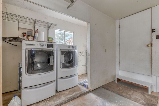 Building Photo - 8534 Garden Ln