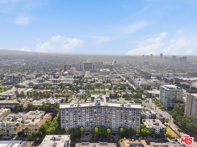 Foto del edificio - 100 S Doheny Dr