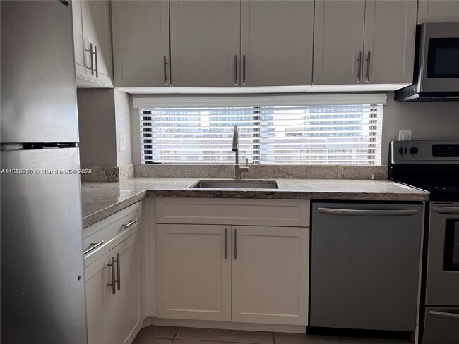 Foto del edificio - 17021 N Bay Rd