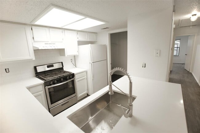 Building Photo - 12411 Deer Falls Dr