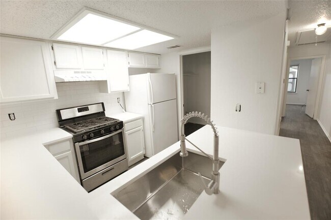 Foto del edificio - 12411 Deer Falls Dr