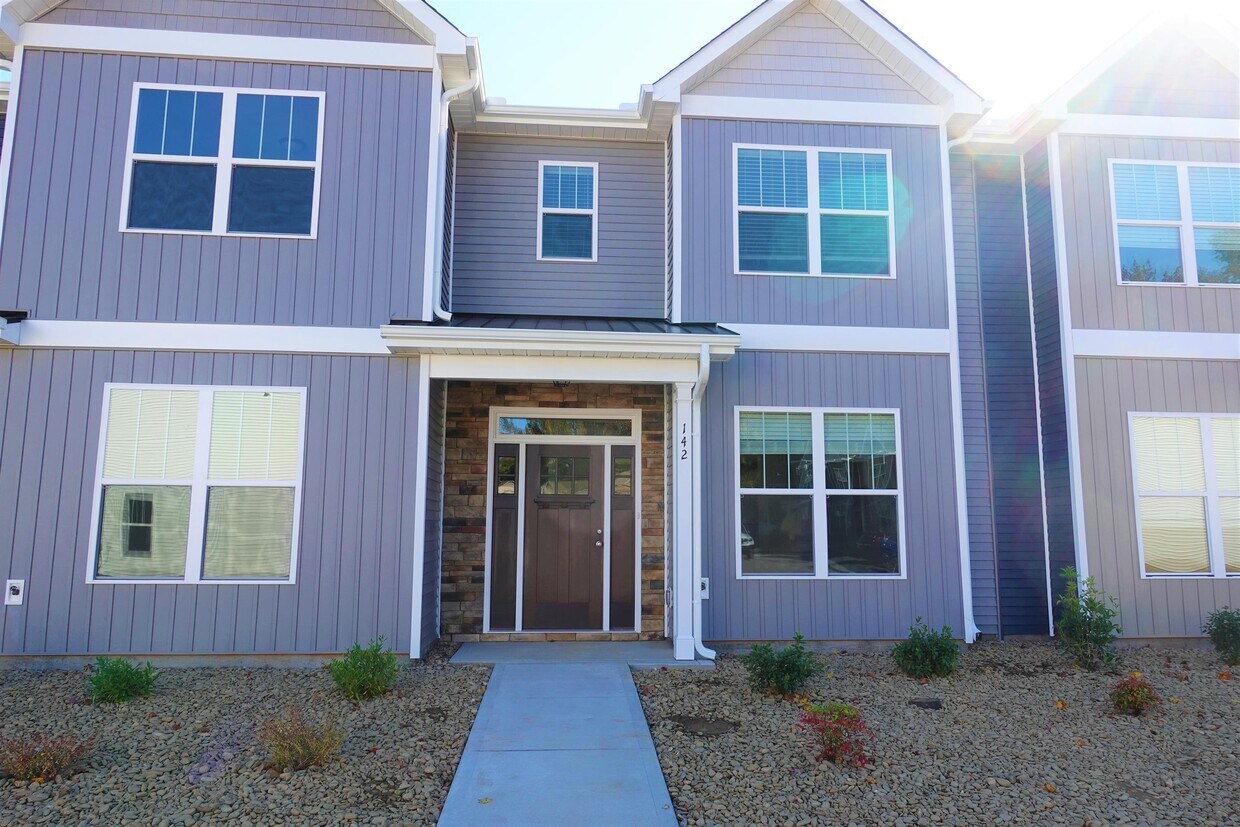 Primary Photo - 142 Creekland Way