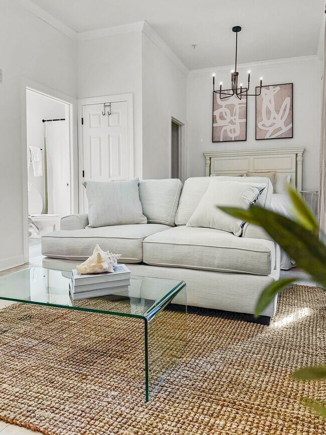 Foto del edificio - 50% off first months rent.  Fully furnishe...