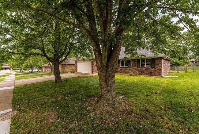 Building Photo - 3 Bed 2 Bath 2 Car Garage Home Southwest Springfield MO!!