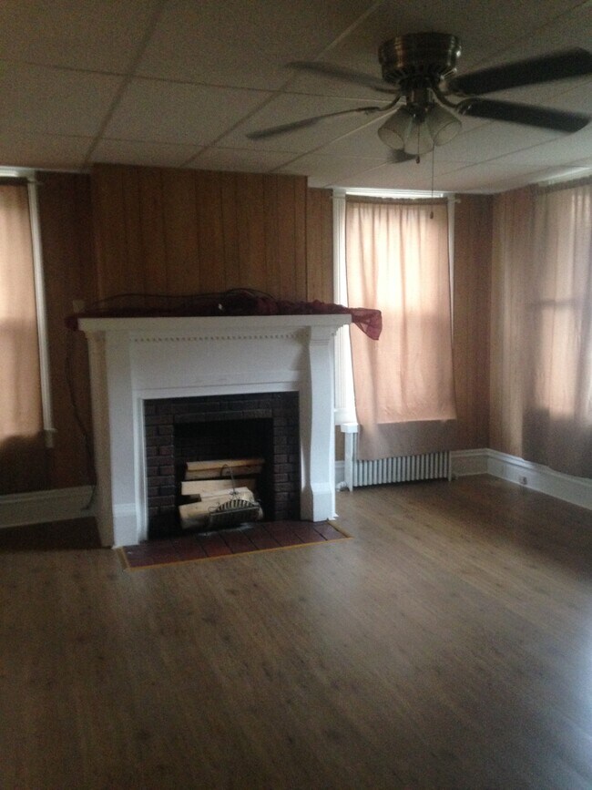 Building Photo - 207 N Chestnut St