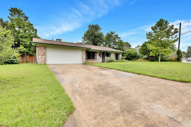 Foto del edificio - 5200 Basswood Ln