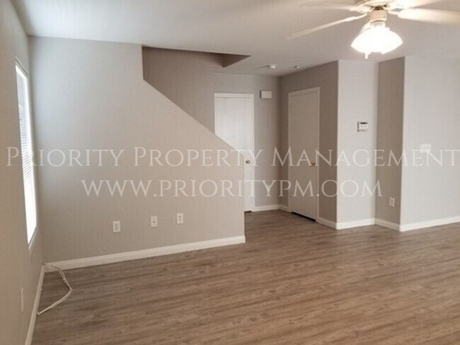 Foto del edificio - ~ 3 Bedroom ~ 2 1/2 Bath ~ UPDATED PAINT/F...