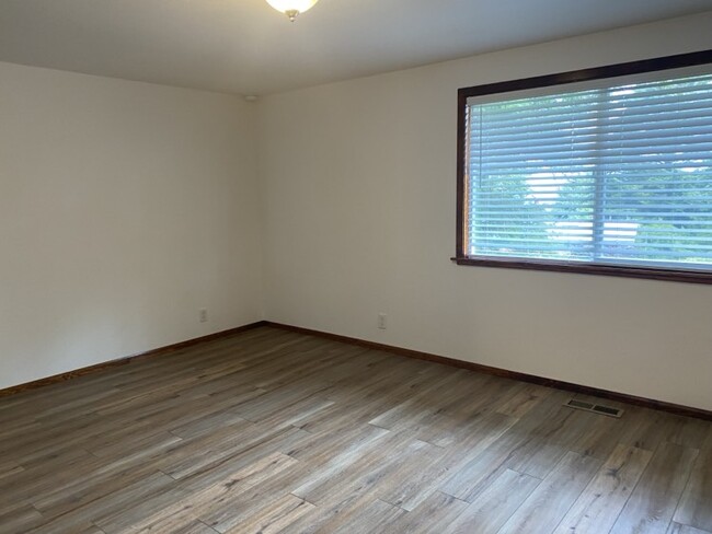 Building Photo - 1501 SE Oar Ave