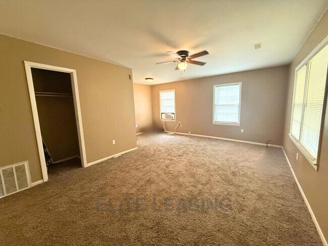 Foto del edificio - Charming 2-Bedroom Home coming soon.