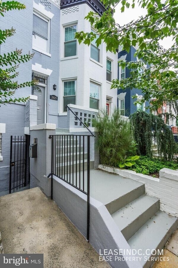 Photo - 2025 Flagler Pl NW Apartment