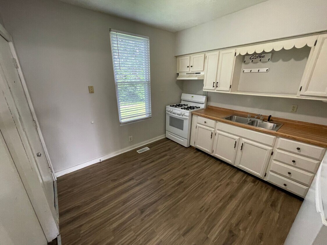 Foto principal - Two Bedroom Single Family Home