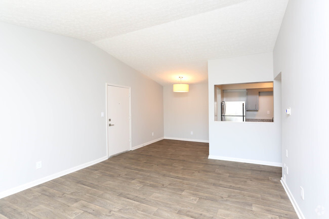 1BR, 1BA - 770 SF - Living Room - Ashton Brook