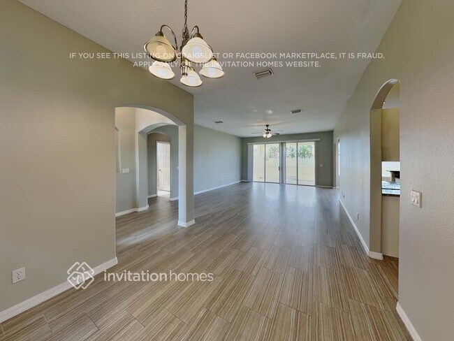 Foto del edificio - 2529 Pan American Blvd