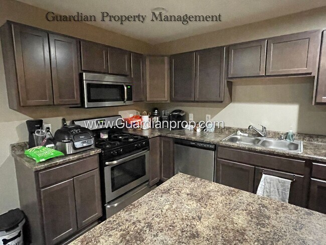 Building Photo - Lakeville 2 Bedroom Town Home, 2 Car Garag...