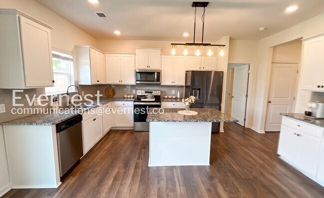 Foto del edificio - 5 Bed/5 Bath Home with 3 Car Garage / Pet-Friendly / Available Now!