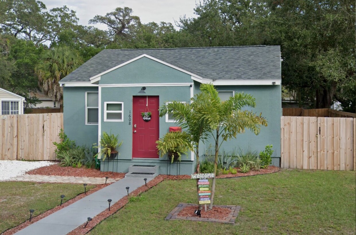 Primary Photo - Beautifully Updated Furnished 2 Bed 1 Bath...